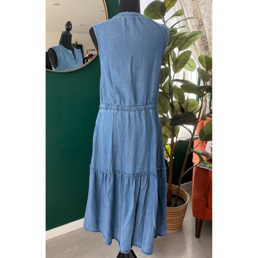 ‼️LAST CHANCE‼️
Lands' End Sleeveless Chambray Midi Dress in Light Blue - Picture 4 of 6